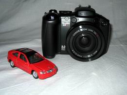 Цифровая фотокамера Canon PowerShot S5 IS в сравнении с игрушечной машинкой