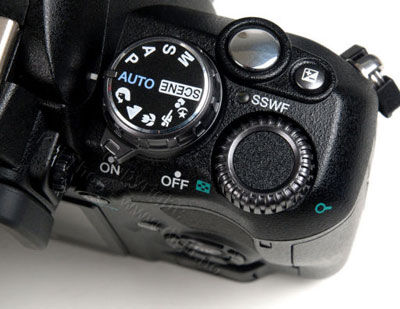 Элементы управления на верхней панели цифровой зеркальной фотокамеры Olympus E-400