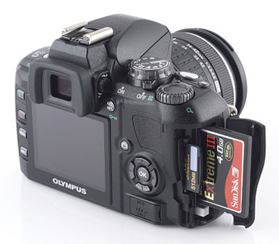 Отделение для карт памяти в цифровой зеркальной фотокамере Olympus E-400